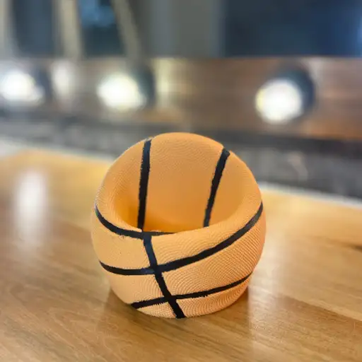 Basket Topu Telefon Tutucu – Spor Tarzı Telefon Standı Basket Topu Telefon Tutucu, spor ruhunu masaüstünüze taşıyan eğlenceli ve işlevsel bir telefon standıdır. Basketbol topu şeklindeki tasarımıyla dikkat çekerken, telefonunuzu güvenle konumlandırmanıza yardımcı olur. Ev, ofis veya çalışma masası için şık bir aksesuar olmanın yanında spor severler için harika bir hediye alternatifi sunar. Dayanıklı yapısı sayesinde uzun süreli kullanım sağlar ve telefonunuzu sabit tutarak keyifli bir deneyim yaşatır. Spor temalı dekorasyonu sevenler için hem dekoratif hem de işlevsel bir masaüstü çözümüdür. Basket Topu Telefon Tutucu Özellikleri Basketbol topu tasarımıyla dikkat çekici görünüm Telefonunuzu güvenle sabitleme Ev, ofis ve çalışma masasına uyumlu Dayanıklı ve uzun ömürlü malzeme Spor severler için ideal hediye alternatifi Kullanım Alanları Basket Topu Telefon Tutucu, video izlerken, toplantılara katılırken veya telefonunuzu şarj ederken sabit bir destek sunar. Spor temalı tasarımıyla masaüstünüzde dinamik bir hava yaratır. İlham ve Keşif Daha fazla telefon standı ve dekoratif ürün görmek için Ürünlerimiz sayfamızı ziyaret edebilir, güncel paylaşımlar için Instagram hesabımıza göz atabilirsiniz.