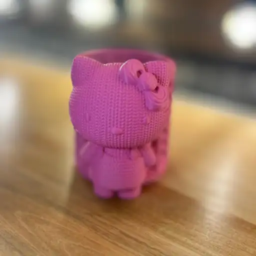 Hello Kitty Kalemlik – Sevimli Pembe Masaüstü Düzenleyici Hello Kitty Kalemlik, sevimli pembe tasarımıyla çalışma masanıza neşe ve renk katar. Kalem, fosforlu kalem, makas ve not kağıtlarını düzenli tutmanıza yardımcı olur; kompakt gövdesi sayesinde dar alanlarda bile yer tasarrufu sağlar. Öne Çıkan Özellikler Sevimli Hello Kitty temalı pembe tasarım Kırtasiye malzemeleri için pratik bölümlendirme Kaymaz taban ve dengeli duruş Yuvarlatılmış kenarlar ile güvenli kullanım Dayanıklı, uzun ömürlü malzeme Çocuklar, gençler ve ofis masaları için ideal hediye Kullanım ve İlham Hello Kitty Kalemlik, çalışma odası, çocuk odası ve home office alanlarında düzeni korurken dekoratif bir dokunuş sunar. Günlük kullanımda kolay temizlenir; yumuşak ve kuru bir bezle silmeniz yeterlidir. Daha fazla telefon standı ve dekoratif ürün görmek için Ürünlerimiz sayfamızı ziyaret edebilir, güncel paylaşımlar için Instagram hesabımıza göz atabilirsiniz.