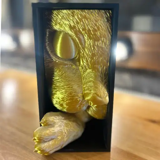 İster kitaplığınızda ister evinizin bir köşesinde isterseniz ofisinizde dekoratif bir parça olarak kullanabilirsiniz. Eğlenceli tasarımı, yaşam alanınıza farklı bir hava katarken, koleksiyon ürünleriniz arasında da göz alıcı bir görünüme sahip olacaktır. Hem kendiniz hem de sevdikleriniz için harika bir hediye seçeneğidir. Işığın geliş açısına göre kedi figürü üstünde sarı ve gri yansımalar olmaktadır.