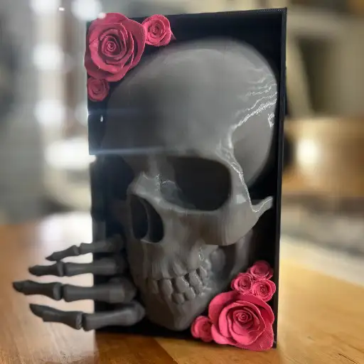 Kuru Kafa Kitap Tutucu – Dekoratif Kitaplık Düzeni Kuru Kafa Kitap Tutucu, kitaplarınızı düzenli tutarken aynı zamanda dekoratif bir obje olarak dikkat çeker. Sıra dışı ve cesur tasarımıyla kitaplığınıza bambaşka bir hava katarken, gotik dekor sevenler için ideal bir seçimdir. Kitapların devrilmesini önlerken güçlü görselliğiyle koleksiyonlarınıza estetik bir katkı sağlar. Ürünün detaylı işçiliği sayesinde, ışığın geliş açısına göre kuru kafa figürü üzerinde farklı tonlarda gölgeler ve parlak yansımalar oluşur. Bu etki, ürüne dinamik bir görünüm kazandırır ve bulunduğu ortama dramatik bir atmosfer katar. Hem evinizin farklı köşelerinde hem de ofis ortamında dikkat çekici bir dekoratif unsur olarak kullanılabilir. Özgün tasarımı sayesinde kitap severler ve koleksiyoncular için eşsiz bir hediye seçeneği de sunar. Kuru Kafa Kitap Tutucu Özellikleri Kuru kafa figürlü özgün tasarım Kuru Kafa Kitap Tutucu sağlam yapısıyla kitaplarınızı dik tutar Işığa bağlı olarak değişen gölge ve yansıma etkileri Gotik, modern ve alternatif dekorasyonlara uyumlu Dayanıklı malzemeden üretilmiştir Sevdikleriniz için sıra dışı bir hediye alternatifi Kuru Kafa Kitap Tutucu Nerelerde Kullanılır? Kuru Kafa Kitap Tutucu, salonunuzda ya da çalışma odanızda dikkat çekici bir dekoratif obje haline gelir. Kitaplık raflarında estetik bir düzenleyici, çalışma alanlarında karakterli bir aksesuar ya da salon dekorunda iddialı bir obje olarak kullanılabilir. Özellikle gotik, endüstriyel ve modern dekorasyon tarzlarını benimseyen mekanlarda öne çıkar. Koleksiyon figürleri, sanat eserleri veya mumluklarla birlikte sergilendiğinde dikkat çekici bir bütünlük oluşturur. Temizliği oldukça kolaydır; yumuşak ve kuru bir bezle silmek yeterlidir. Direkt ışık altında sergilendiğinde yansımaları daha belirgin hale gelir ve ürüne farklı bir boyut kazandırır. İlham ve Keşif Hem işlevsel hem estetik olan Kuru Kafa Kitap Tutucu, hediye alternatifi olarak da tercih edilebilir. Daha fazla dekoratif kitap tutucu ve 3D tasarım örneklerini görmek için My Work sayfamızı ziyaret edebilirsiniz. Ayrıca farklı mekanlarda kullanım önerileri ve güncel paylaşımlar için Instagram hesabımıza göz atabilirsiniz.