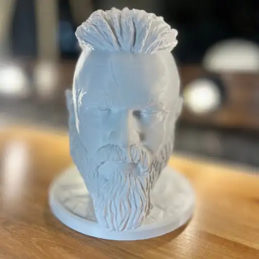 Ragnar Kulaklık Standı – Estetik ve Mitolojik Tasarım Ragnar Kulaklık Standı, estetik görünümüyle masaüstü düzeninize şıklık katar. Norse mitolojisinden esinlenen detaylı tasarımı sayesinde yalnızca işlevsel bir kulaklık taşıyıcı değil, aynı zamanda dekoratif bir obje olarak da öne çıkar. Kulaklıklarınızı düzenli bir şekilde saklamanıza yardımcı olurken, koleksiyon değeri taşıyan şık bir aksesuar sunar. Sağlam yapısı sayesinde uzun süreli kullanım imkânı sağlayan Ragnar Kulaklık Standı, oyun alanlarından çalışma masalarına kadar her mekânda modern ve güçlü bir duruş sergiler. Mitolojik esintileri yansıtan yüzey detayları, ışığa göre farklı gölgeler ve yansımalar oluşturur. Böylece ürün, bulunduğu ortama her açıdan estetik bir katkı sağlar. Ragnar Kulaklık Standı Özellikleri Norse mitolojisinden esinlenen estetik tasarım Kulaklıklar için düzenli ve güvenli taşıyıcı Dayanıklı ve uzun ömürlü malzeme Oyun alanı, ofis ve çalışma masası için ideal Dekoratif obje ve koleksiyon değeri Kullanım Alanları Ragnar Kulaklık Standı, kulaklıklarınızı korurken masaüstü düzeninizi tamamlar. Oyun severler için tematik bir aksesuar, mitoloji tutkunları için dekoratif bir obje ve sevdikleriniz için özel bir hediye alternatifi olarak tercih edilebilir. İlham ve Keşif Daha fazla kulaklık standı ve dekoratif tasarım için Ürünlerimiz sayfamızı inceleyebilir, güncel paylaşımlar için Instagram hesabımıza göz atabilirsiniz.