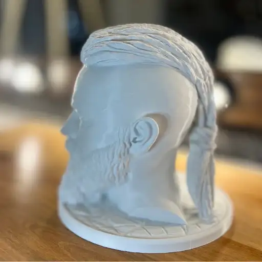 Ragnar Kulaklık Standı - Huge 3D WORLD Ragnar Kulaklık Standı – Estetik ve Mitolojik Tasarım Ragnar Kulaklık Standı, estetik görünümüyle masaüstü düzeninize şıklık katar. Norse mitolojisinden esinlenen detaylı tasarımı sayesinde yalnızca işlevsel bir kulaklık taşıyıcı değil, aynı zamanda dekoratif bir obje olarak da öne çıkar. Kulaklıklarınızı düzenli bir şekilde saklamanıza yardımcı olurken, koleksiyon değeri taşıyan şık bir aksesuar sunar. Sağlam yapısı sayesinde uzun süreli kullanım imkânı sağlayan Ragnar Kulaklık Standı, oyun alanlarından çalışma masalarına kadar her mekânda modern ve güçlü bir duruş sergiler. Mitolojik esintileri yansıtan yüzey detayları, ışığa göre farklı gölgeler ve yansımalar oluşturur. Böylece ürün, bulunduğu ortama her açıdan estetik bir katkı sağlar. Ragnar Kulaklık Standı Özellikleri Norse mitolojisinden esinlenen estetik tasarım Kulaklıklar için düzenli ve güvenli taşıyıcı Dayanıklı ve uzun ömürlü malzeme Oyun alanı, ofis ve çalışma masası için ideal Dekoratif obje ve koleksiyon değeri Kullanım Alanları Ragnar Kulaklık Standı, kulaklıklarınızı korurken masaüstü düzeninizi tamamlar. Oyun severler için tematik bir aksesuar, mitoloji tutkunları için dekoratif bir obje ve sevdikleriniz için özel bir hediye alternatifi olarak tercih edilebilir. İlham ve Keşif Daha fazla kulaklık standı ve dekoratif tasarım için Ürünlerimiz sayfamızı inceleyebilir, güncel paylaşımlar için Instagram hesabımıza göz atabilirsiniz.