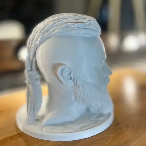 Ragnar Kulaklık Standı - Huge 3D WORLD Ragnar Kulaklık Standı – Estetik ve Mitolojik Tasarım Ragnar Kulaklık Standı, estetik görünümüyle masaüstü düzeninize şıklık katar. Norse mitolojisinden esinlenen detaylı tasarımı sayesinde yalnızca işlevsel bir kulaklık taşıyıcı değil, aynı zamanda dekoratif bir obje olarak da öne çıkar. Kulaklıklarınızı düzenli bir şekilde saklamanıza yardımcı olurken, koleksiyon değeri taşıyan şık bir aksesuar sunar. Sağlam yapısı sayesinde uzun süreli kullanım imkânı sağlayan Ragnar Kulaklık Standı, oyun alanlarından çalışma masalarına kadar her mekânda modern ve güçlü bir duruş sergiler. Mitolojik esintileri yansıtan yüzey detayları, ışığa göre farklı gölgeler ve yansımalar oluşturur. Böylece ürün, bulunduğu ortama her açıdan estetik bir katkı sağlar. Ragnar Kulaklık Standı Özellikleri Norse mitolojisinden esinlenen estetik tasarım Kulaklıklar için düzenli ve güvenli taşıyıcı Dayanıklı ve uzun ömürlü malzeme Oyun alanı, ofis ve çalışma masası için ideal Dekoratif obje ve koleksiyon değeri Kullanım Alanları Ragnar Kulaklık Standı, kulaklıklarınızı korurken masaüstü düzeninizi tamamlar. Oyun severler için tematik bir aksesuar, mitoloji tutkunları için dekoratif bir obje ve sevdikleriniz için özel bir hediye alternatifi olarak tercih edilebilir. İlham ve Keşif Daha fazla kulaklık standı ve dekoratif tasarım için Ürünlerimiz sayfamızı inceleyebilir, güncel paylaşımlar için Instagram hesabımıza göz atabilirsiniz.