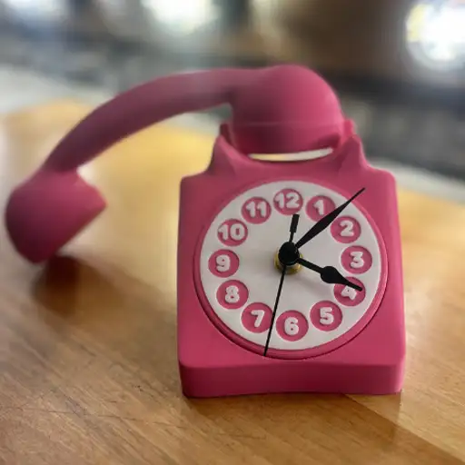 Retro Telefon Dekoratif Saat – Şık ve Fonksiyonel Tasarım Retro Telefon Dekoratif Saat, nostaljik görünümü ve işlevsel yapısıyla yaşam alanlarınıza şıklık katar. Eski dönem telefon tasarımından ilham alınarak hazırlanmış bu özel parça, hem dekoratif bir obje hem de kullanışlı bir saat işlevi görür. Evinizde, ofisinizde veya hediye olarak tercih edebileceğiniz göz alıcı bir aksesuardır. Retro Telefon Dekoratif Saat Özellikleri Nostaljik telefon tasarımıyla retro stil Fonksiyonel saat mekanizması Ev ve ofis dekorasyonuna uyumlu Dayanıklı ve uzun ömürlü malzeme Sevdikleriniz için farklı bir hediye seçeneği Retro Telefon Dekoratif Saat Nerelerde Kullanılır? Bu ürün, salonunuzda vitrin ya da konsol üzerinde sergilenebileceği gibi, çalışma odası veya ofis masanızda da stilinizi yansıtacak bir tamamlayıcı aksesuar olarak öne çıkar. Retro dekorasyon anlayışını sevenler için vazgeçilmez bir parçadır. Işığın etkisiyle farklı açılardan daha da dikkat çekici görünür. İlham ve Keşif Daha fazla dekoratif obje ve özgün tasarım ürünleri görmek için Ürünlerimiz sayfamızı inceleyebilir, güncel paylaşımlar için Instagram hesabımıza göz atabilirsiniz.
