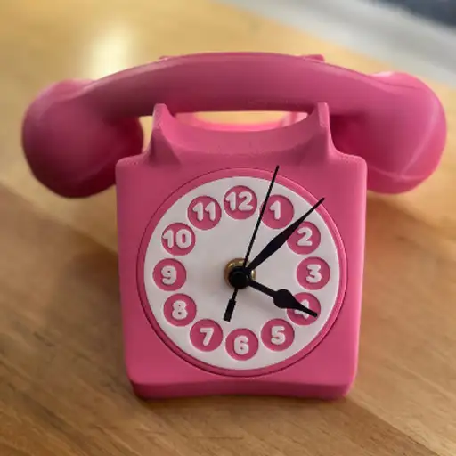 Retro Telefon Dekoratif Saat - Huge 3D WORLD Retro Telefon Dekoratif Saat – Şık ve Fonksiyonel Tasarım Retro Telefon Dekoratif Saat, nostaljik görünümü ve işlevsel yapısıyla yaşam alanlarınıza şıklık katar. Eski dönem telefon tasarımından ilham alınarak hazırlanmış bu özel parça, hem dekoratif bir obje hem de kullanışlı bir saat işlevi görür. Evinizde, ofisinizde veya hediye olarak tercih edebileceğiniz göz alıcı bir aksesuardır. Retro Telefon Dekoratif Saat Özellikleri Nostaljik telefon tasarımıyla retro stil Fonksiyonel saat mekanizması Ev ve ofis dekorasyonuna uyumlu Dayanıklı ve uzun ömürlü malzeme Sevdikleriniz için farklı bir hediye seçeneği Retro Telefon Dekoratif Saat Nerelerde Kullanılır? Bu ürün, salonunuzda vitrin ya da konsol üzerinde sergilenebileceği gibi, çalışma odası veya ofis masanızda da stilinizi yansıtacak bir tamamlayıcı aksesuar olarak öne çıkar. Retro dekorasyon anlayışını sevenler için vazgeçilmez bir parçadır. Işığın etkisiyle farklı açılardan daha da dikkat çekici görünür. İlham ve Keşif Daha fazla dekoratif obje ve özgün tasarım ürünleri görmek için Ürünlerimiz sayfamızı inceleyebilir, güncel paylaşımlar için Instagram hesabımıza göz atabilirsiniz.