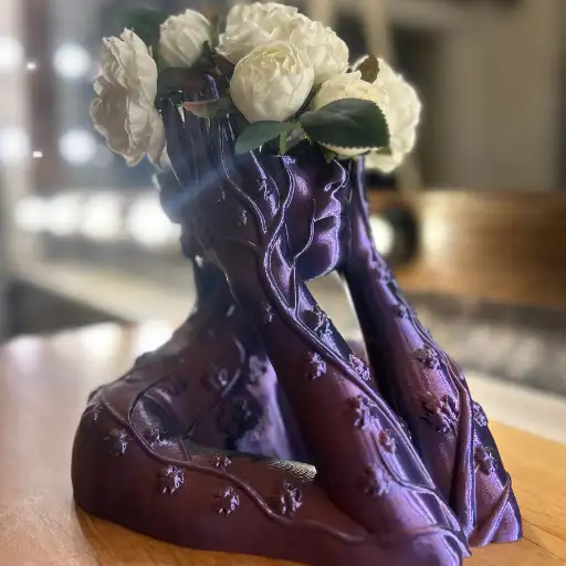 Sarmaşık Kadın Saksı - Huge 3D WORLD Sarmaşık Kadın Saksı – Sanatsal Ev Dekoru Sarmaşık Kadın Saksı, zarif dokusuyla çiçeklerin estetiğini heykel formunda yorumlar. Işığın geliş açısına göre yüzeyde görülen yeşil ve mor yansımalar, gün boyunca değişen bir derinlik sağlar ve bulunduğu ortama sofistike bir vurgu katar. Öne Çıkan Özellikler Kadın figürlü, heykelsi formda dekoratif saksı Işığa bağlı yeşil–mor renk değişimi ve canlı yansımalar Salon, çalışma odası ve antre gibi iç mekânlara uyum Sukulent, kaktüs ve küçük yapraklı bitkilerle dengeli görünüm Dengeli taban, kolay temizlenen yüzey ve uzun ömürlü kullanım Hediye etmeye uygun, koleksiyon değeri taşıyan tasarım Kullanım & Stil Önerileri Minimal aranjmanlarla modern, yoğun yeşil dokularla klasik bir atmosfer yaratabilirsiniz. Konsol, raf ya da pencere önünde tek parça odak olarak konumlandığında Sarmaşık Kadın Saksı mekânın karakterini belirginleştirir; açık ton bitkiler renk geçişlerini daha görünür kılar. Bakım ve Malzeme Yumuşak, kuru bir bezle nazikçe siliniz; sert kimyasallardan kaçınınız. Su taşmasını önlemek için iç saksı veya tabak kullanılması önerilir. Düzenli bakım, yüzey dokusunun ve ışık oyunlarının etkileyici görünümünü korur. Daha fazla dekoratif ürün görmek için Ürünlerimiz sayfamızı ziyaret edebilir, güncel paylaşımlar için Instagram hesabımıza göz atabilirsiniz.