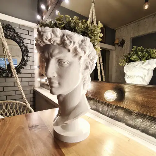 Sarmasık Kadın Saksı - Huge 3D WORLD Sarmaşık Kadın Saksı – Heykel Formunda Dekoratif Saksı Sarmaşık Kadın Saksı, zarif dokusu ve kadın figürlü heykel formuyla çiçeklerin şıklığını sanatsal bir dille sergiler. Işığın geliş açısına göre yüzeyde görülen yeşil ve mor yansımalar, bulunduğu ortama gün boyu değişen bir derinlik ve canlılık katar. Öne Çıkan Özellikler Sanatsal kadın figürü ile heykel formunda dekoratif saksı Işığa göre yeşil ve mor yansıma efektleri Salon, çalışma odası ve giriş alanları için şık ev dekoru Sukulent, kaktüs ve küçük yapraklı bitkilerle uyumlu Dengeli taban, kolay temizlenen yüzey Hediye etmeye uygun koleksiyon değeri Kullanım Önerileri Sarmaşık Kadın Saksı, sarmaşık dokulu bitkilerle (sarmaşık türleri, ipli sukulentler vb.) birlikte etkileyici bir kompozisyon oluşturur. Pencere önü, konsol üstü veya kitaplık rafında tek başına odak noktası olarak kullanılabilir. Daha fazla telefon standı ve dekoratif ürün görmek için Ürünlerimiz sayfamızı ziyaret edebilir, güncel paylaşımlar için Instagram hesabımıza göz atabilirsiniz.