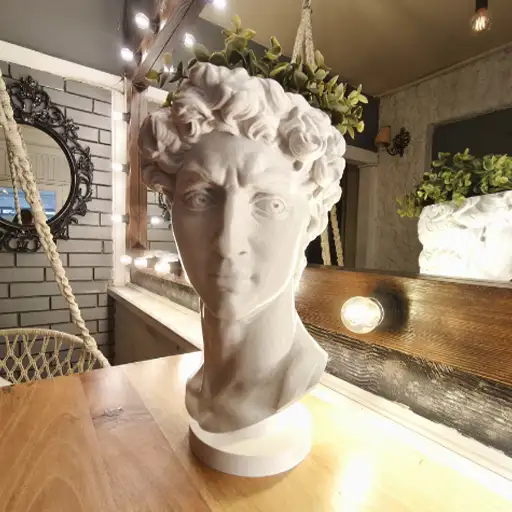 Sarmaşık Kadın Saksı – Heykel Formunda Dekoratif Saksı Sarmaşık Kadın Saksı, zarif dokusu ve kadın figürlü heykel formuyla çiçeklerin şıklığını sanatsal bir dille sergiler. Işığın geliş açısına göre yüzeyde görülen yeşil ve mor yansımalar, bulunduğu ortama gün boyu değişen bir derinlik ve canlılık katar. Öne Çıkan Özellikler Sanatsal kadın figürü ile heykel formunda dekoratif saksı Işığa göre yeşil ve mor yansıma efektleri Salon, çalışma odası ve giriş alanları için şık ev dekoru Sukulent, kaktüs ve küçük yapraklı bitkilerle uyumlu Dengeli taban, kolay temizlenen yüzey Hediye etmeye uygun koleksiyon değeri Kullanım Önerileri Sarmaşık Kadın Saksı, sarmaşık dokulu bitkilerle (sarmaşık türleri, ipli sukulentler vb.) birlikte etkileyici bir kompozisyon oluşturur. Pencere önü, konsol üstü veya kitaplık rafında tek başına odak noktası olarak kullanılabilir. Daha fazla telefon standı ve dekoratif ürün görmek için Ürünlerimiz sayfamızı ziyaret edebilir, güncel paylaşımlar için Instagram hesabımıza göz atabilirsiniz.